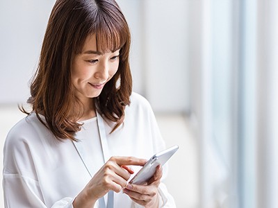 スマホと女性イメージ｜リビオタワー羽沢横浜国大